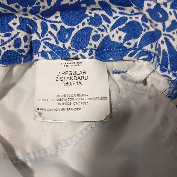 Old Navy Blue Floral Chino Bermuda Shorts - Women’s Size 2 Regular - Picture 10 of 12